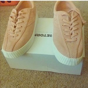 Tretorn pink shoes!